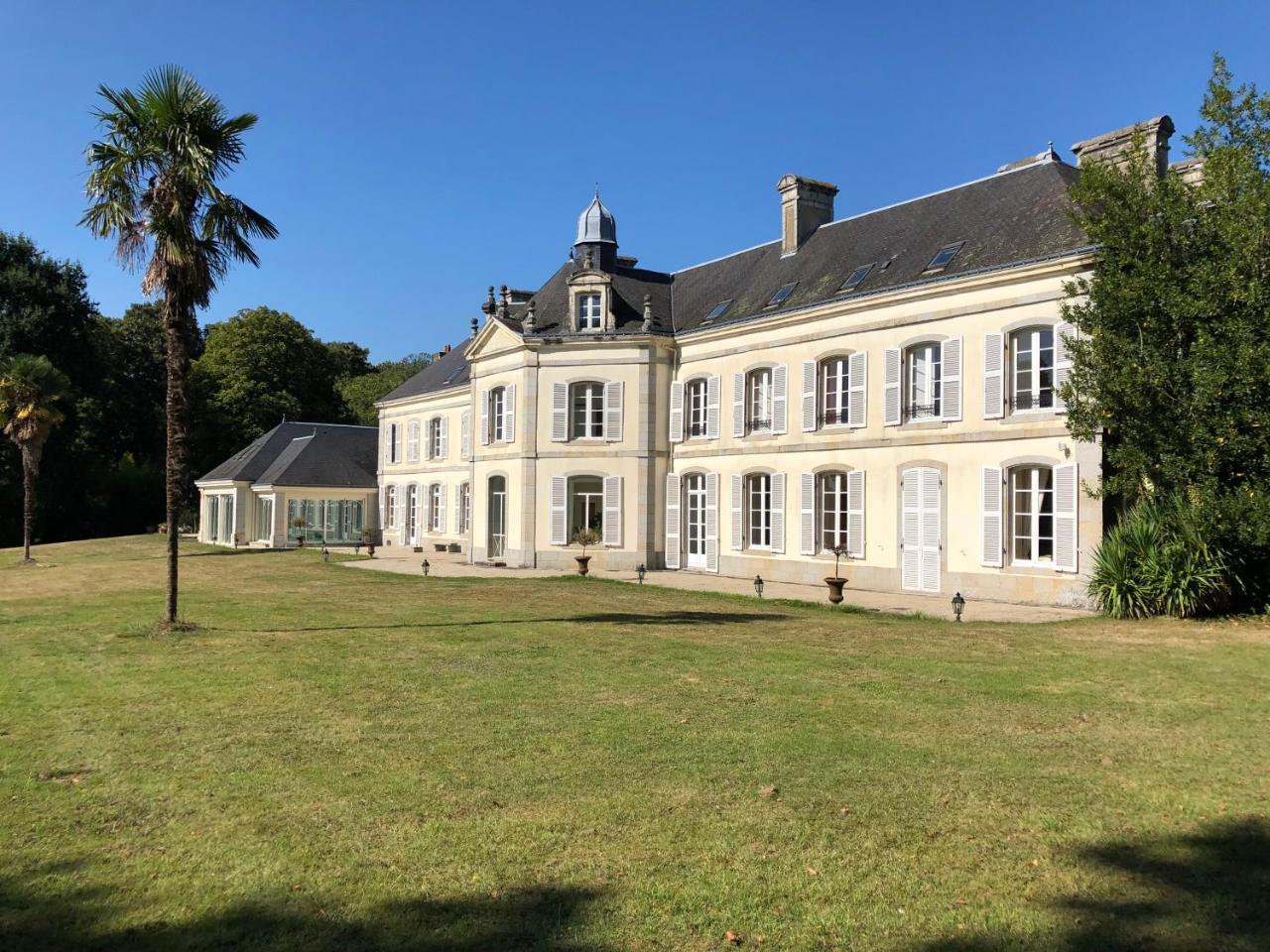 Chateau De Lannouan Bed & Breakfast Landévant