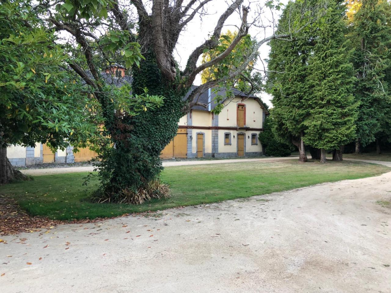 Chateau De Lannouan Bed & Breakfast